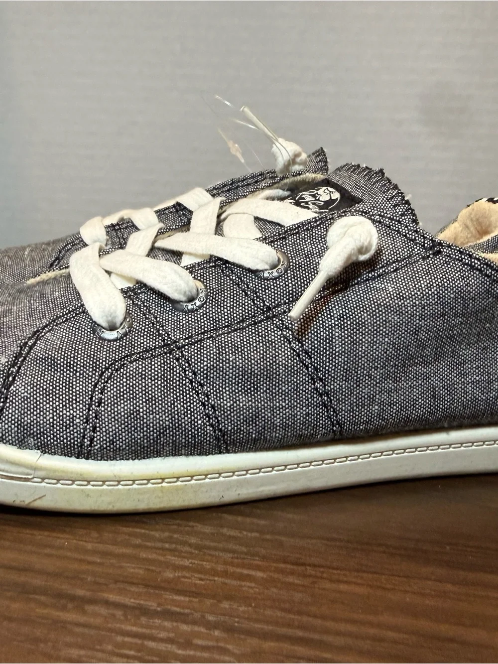 Roxy Gray Ca nvas Lace-Up SneakersSize is a